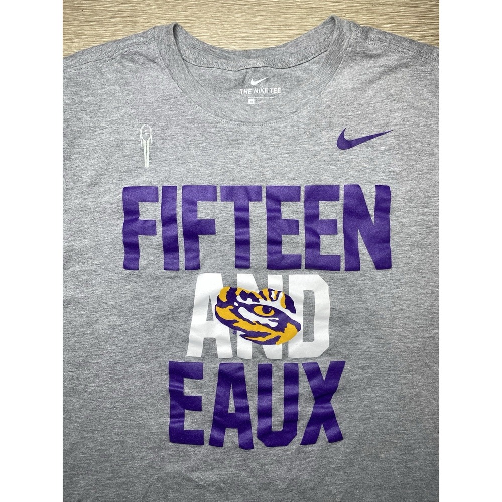 Men Size MEDIUM Nike Undefeated LSU Tigers National Champions 15-0 T-Shirt 2019 - Picture 3 of 10